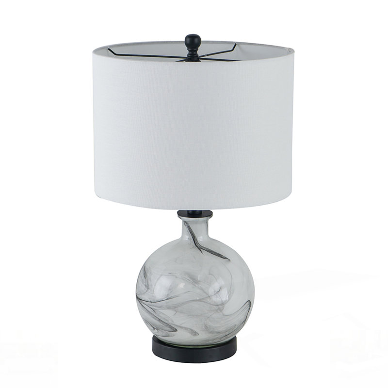 Lampe de table en verre, parfaite pour les intérieurs modernes et les lumières tamisées.