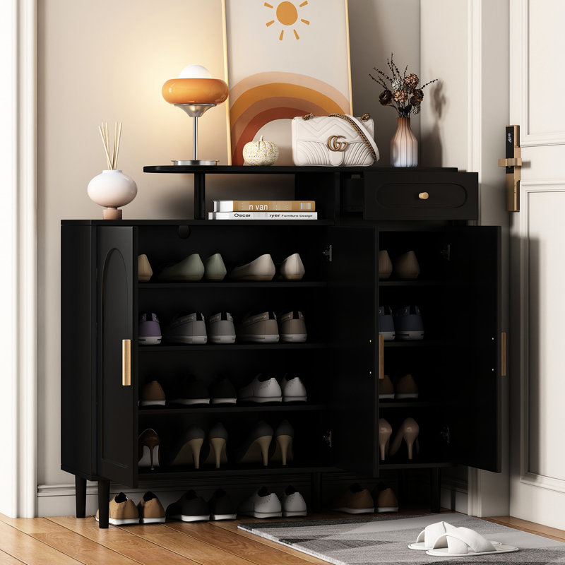 Armoire de rangement moderne pour chaussures avec cadre et bureau noir à apparence contemporaine. Noir, tablettes réglables, large espace de travail, fabrication de panneaux de particules