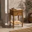 Table de chevet noyer brun avec coins arrondis, pieds en bois massif, tablette en jute et tiroir pour la chambre à coucher