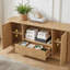 Console média moderne ondulée de 64 pouces avec bords arrondis et armoire de rangement en bois naturel à rayures verticales pour le vestibule de la chambre à coucher