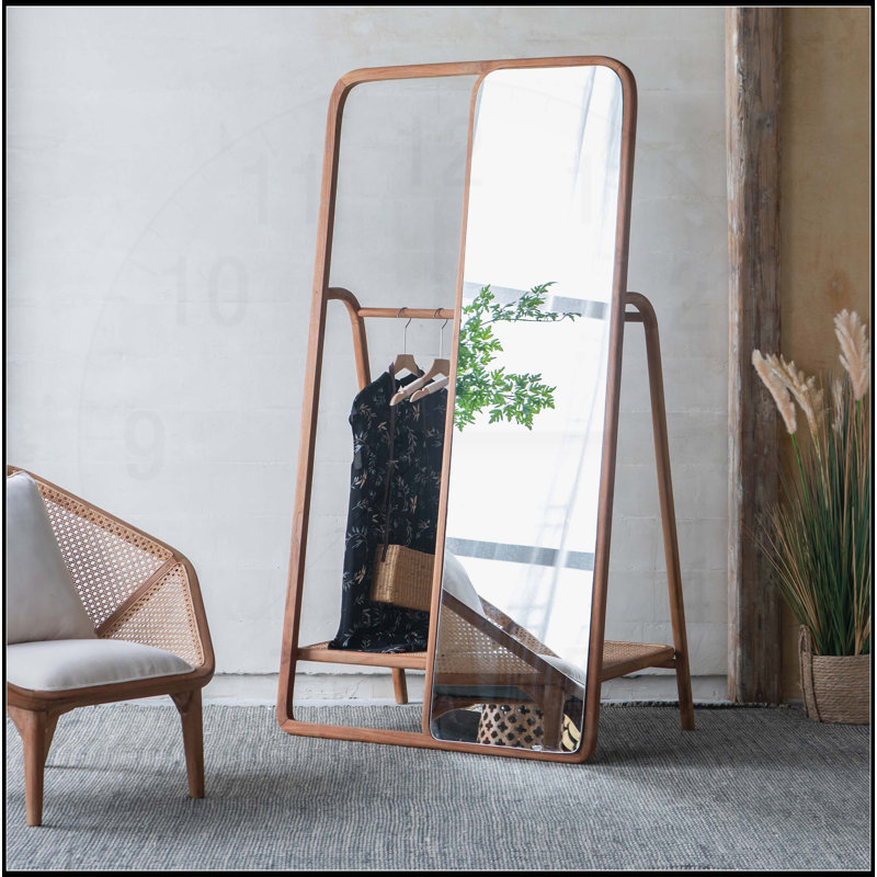 Grand cintre avec miroir et détails en rotin tissé, un organisateur de garde-robe élégant et fonctionnel