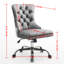 Chaise de bureau orange moderne, revêtement en chenille avec boutons, base en métal, pivot réglable, coussin à rebond élevé, garniture cloutée décorative tirée à la main, confortable pour étude en éponge-783717868-783717872-783717875