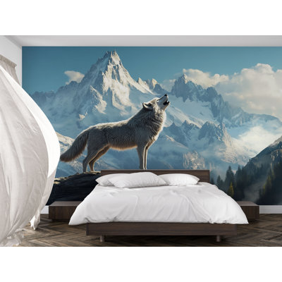 Papier peint loup blanc dans les montagnes alpines enneigées, peinture murale d'hiver serein et sauvage pour les amoureux de la nature, les chalets confortables ou les intérieurs scandinaves calmes