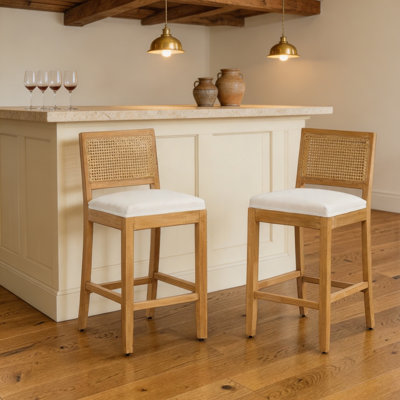Tabourets de bar en bois massif à dossier en rotin Amando, coussin en lin mat avec mousse à haute résilience et ressorts en S