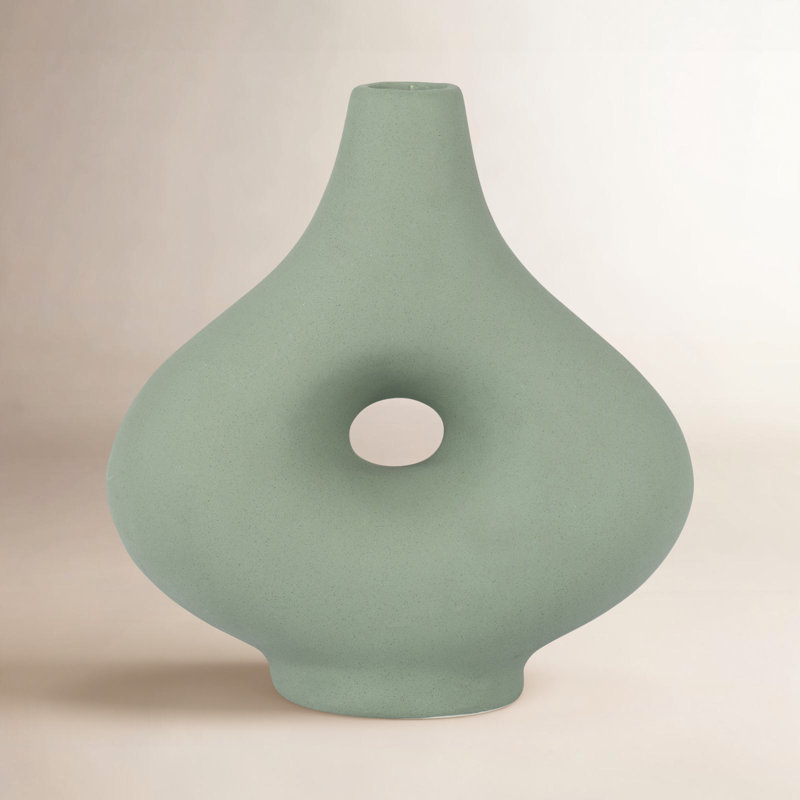 Vase décoratif en céramique en grès avec forme sculpturale en forme de beignet et design bohème moderne pour un style artistique et une étagère contemporaine