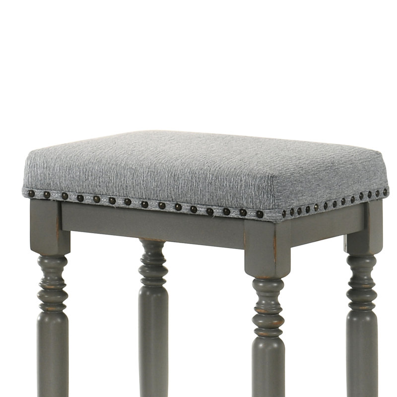 26 pouces gris patiné avec siège rembourré et garniture cloutée pour un repas rétro dans un tabouret de bar rustique et froid de 2 cuisines