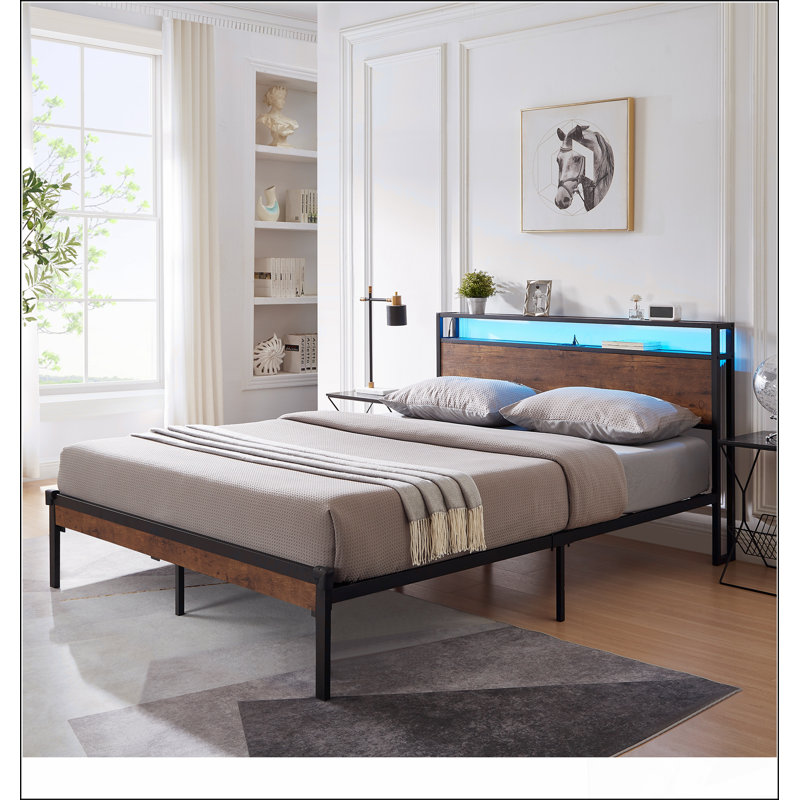 Structure de lit plateforme très grand en métal avec tête de lit en bois, ports de chargement USB et lumières DEL pour un confort moderne