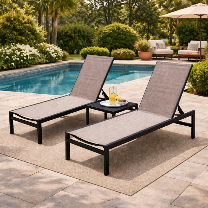 Ensemble de chaises longues d'extérieur Kozyard, chaise longue de piscine réglable en aluminium, revêtement en textilène, chaise longue de patio inclinable à cinq positions, entièrement à plat pour le bord de la piscine et le jardin, 2 chaises beiges + table