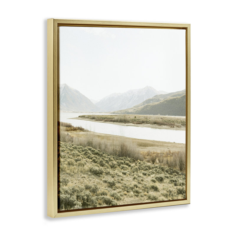 Cadre flottant River Mountains Peace, design par Leah Straatsma, H 21 po x l 17 po, Cadre flottant métallique doré