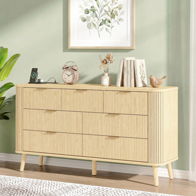 Commode 7 tiroirs cannelée avec station de charge, commode en bois de style Mid-Century de 57 po avec profil courbé pour la chambre à coucher (chêne naturel)
