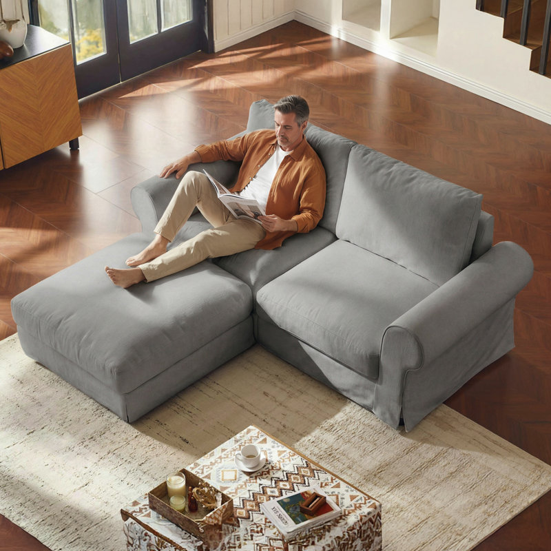 Canapé deux places rembourré avec pouf, accoudoirs arrondis et base à jupe beige, Beige