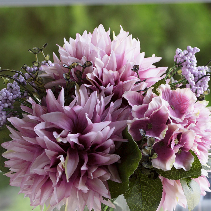 Arrangement floral de dahlia dans un vase en verre, Mauve
