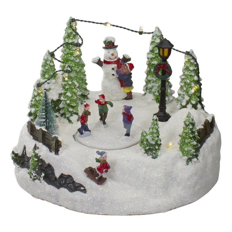Scène de Noël lumineuse de 9 po avec patineurs en mouvement et bonhomme de neige