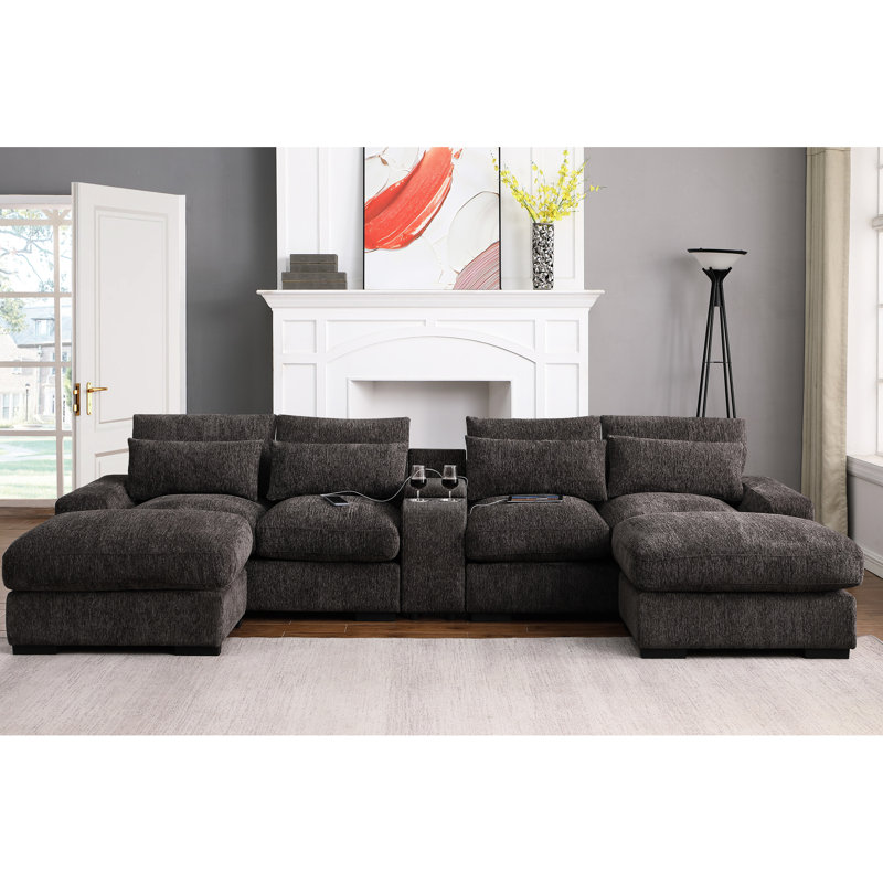 En forme de U avec 4 sièges, dossier à coussin mi-ferme, accoudoirs carrés, flanelle café, deux repose-pieds, console porte-gobelets et siège modulaire à 4 ports de charge, habillage en flanelle, encastré