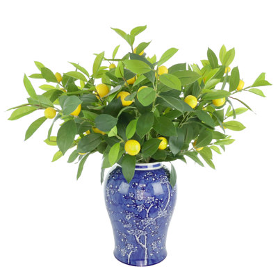 Arrangement de feuilles de citron dans un vase décoratif en céramique