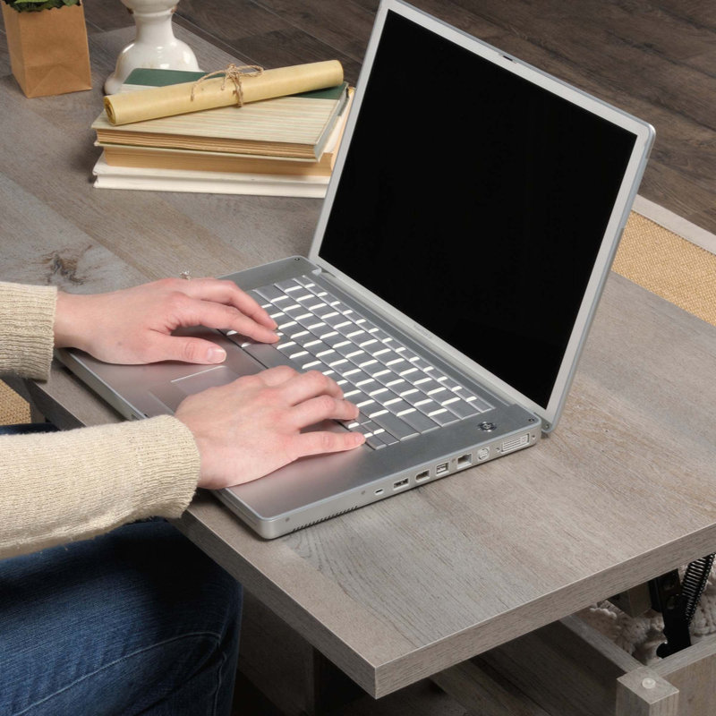 Table basse à plateau relevable avec rangement caché et tablettes ouvertes, pour des espaces de vie modernes et fonctionnels