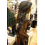 Belles femmes tenant une statue en bronze drapé - Taille: L 22 po x l 18 po x H 49 po.