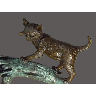 Chat et souris sur une bûche