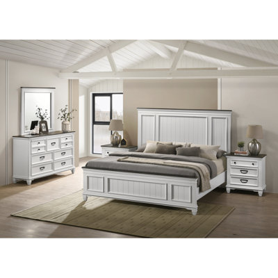 Ensemble de chambre à coucher en bois Clelane avec lit à panneaux Shiplap, commode, miroir et table de chevet