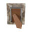 Agate moderne et cadre en bois avec des accents métalliques, des détails en pierre et un revers - Accent décoratif décontracté pour la décoration intérieure contemporaine - Pièce unique de présentation élégante pour photos ou impressions-385777911-385777905