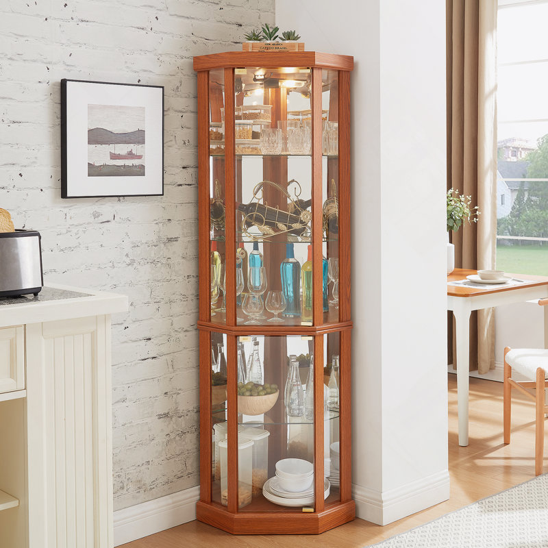 Vitrine d'angle lumineuse avec tablettes réglables en verre et dossier en miroir, idéale pour exposer des antiquités, du vin et plus encore dans les salons