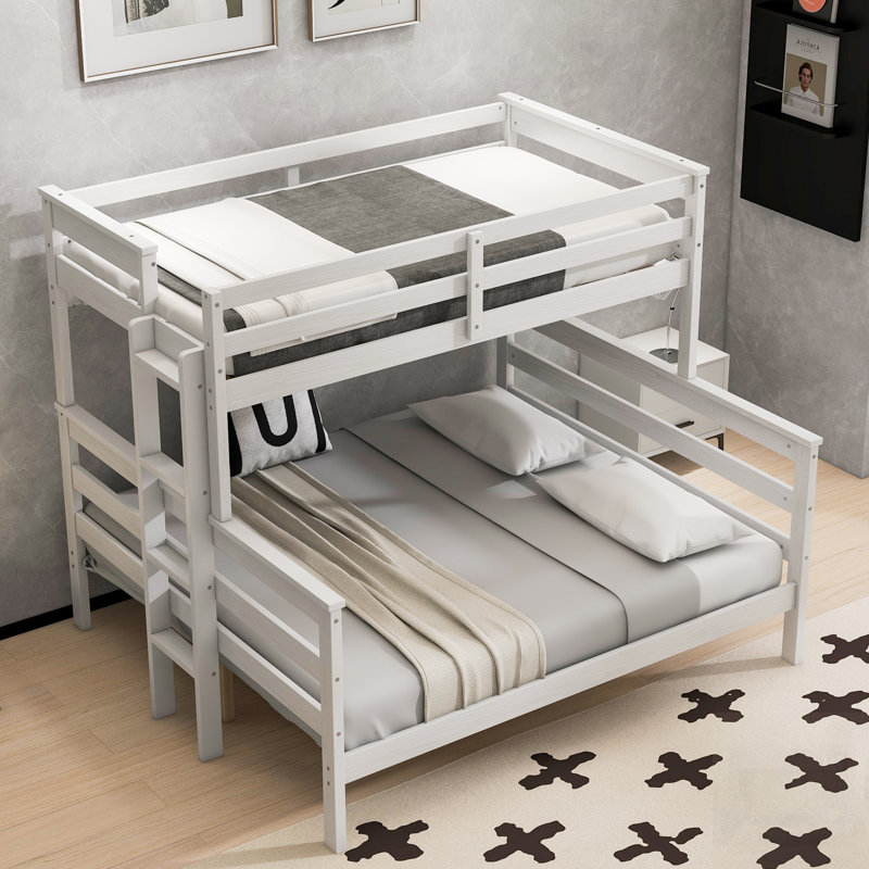Lit superposé simple au-dessus de grand lit en bois robuste avec échelle, parfait pour économiser de l'espace et un usage familial
