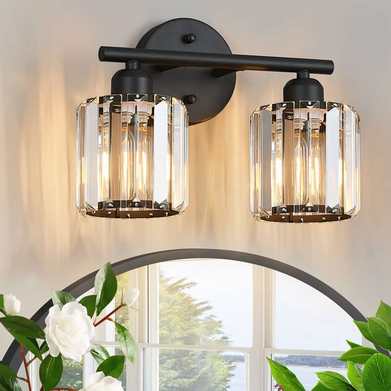 Applique murale verticale Kyneisha Modern Sand Black à 2 lumières en cristal, à placer au-dessus du miroir de la coiffeuse ou du lavabo. Compatible avec les ampoules à intensité variable (ampoules non comprises).