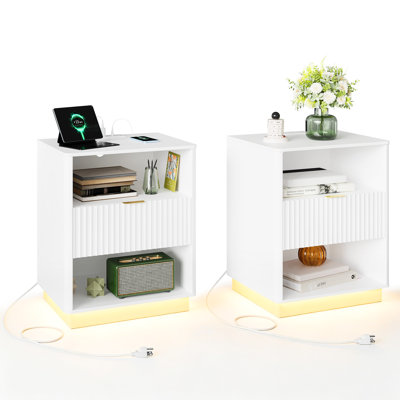 Ensemble de 2 tables de chevet cannelées avec station de charge et lumière DEL, tables de chevet modernes avec tiroir, ports USB et Type-C, tables de bout à bord arrondi pour chambre à coucher et salon