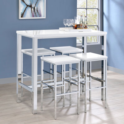 Bar moderne de cinq pièces avec structure en acier enduit, table blanche ultrabrillante et quatre tabourets sans dossier pour une salle à manger élégante avec une table élégante polie