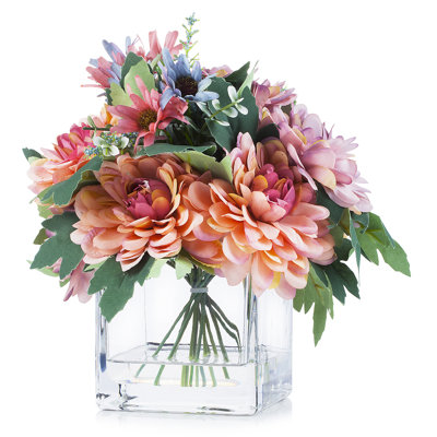 Bouquet de marguerites et de fleurs mélangées dans un vase en verre transparent avec de l'eau en acrylique
