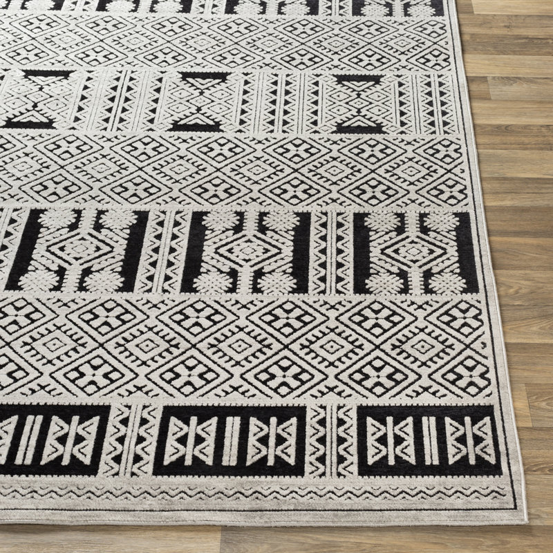 Tapis noir / ivoire d’inspiration mondiale Kailee, Rectangle 5 pi 3 po x 7 pi 3 po