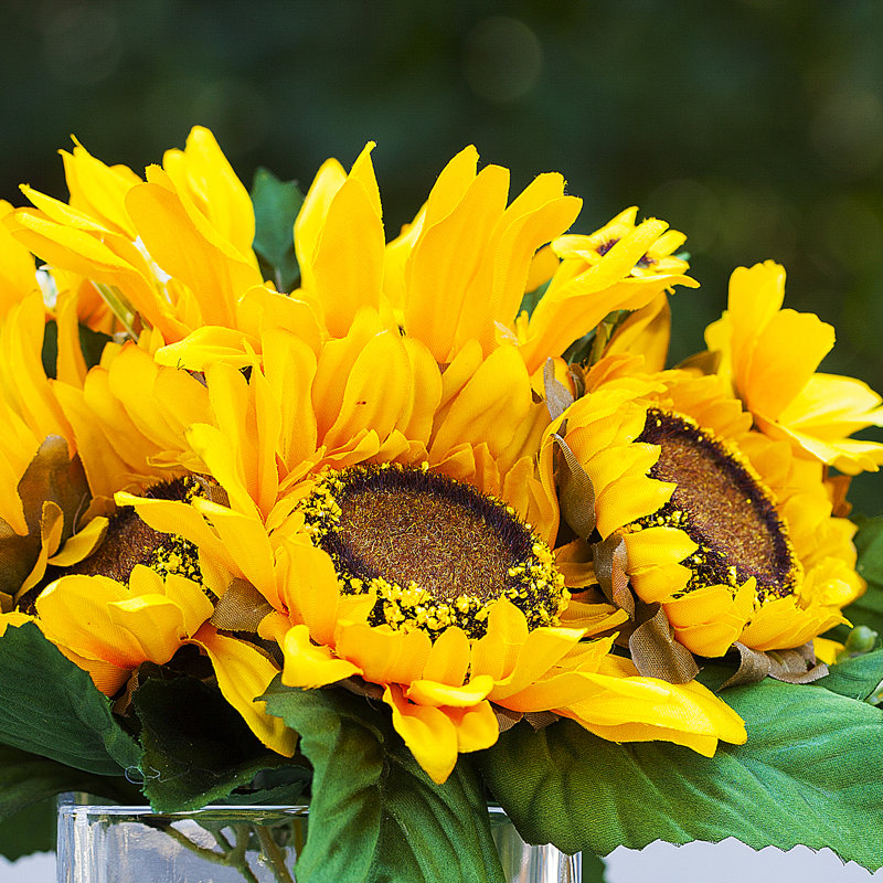 Arrangement de tournesol en soie artificielle dans un vase en verre transparent avec de l'eau artificielle