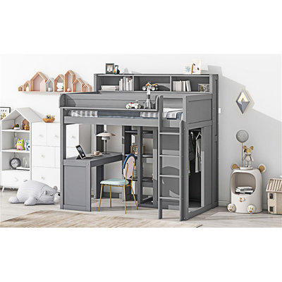 Lit mezzanine en bois avec plusieurs tablettes de rangement et garde-robe