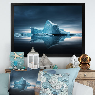Réflexions de cristal d'iceberg bleues et noires