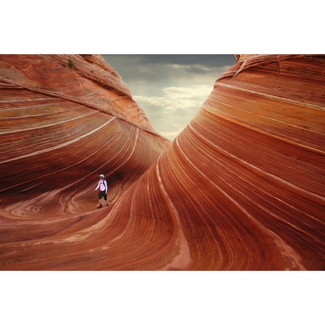 Die Welle bei North Coyote Buttes mit Wanderer von TheCrimsonMonkey - Leinwandbild