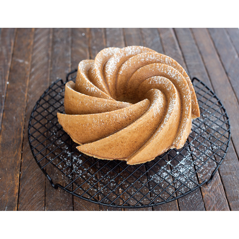 Nordic Ware Non-Stick Bundt Heritage Pan, Gold