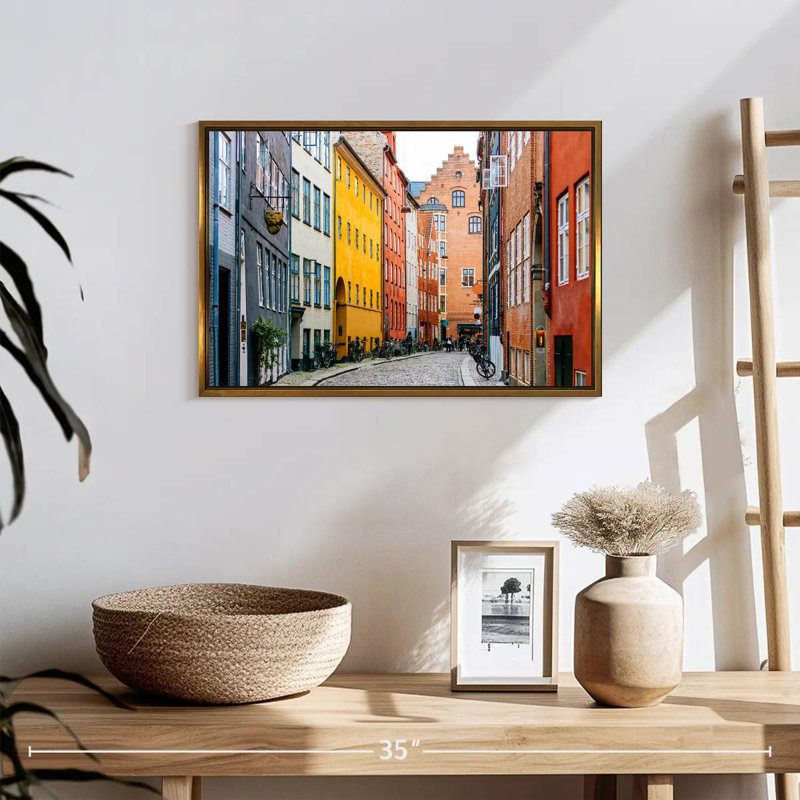 Rue à Copenhague, H 19 po x l 13 po, Cadre flottant doré