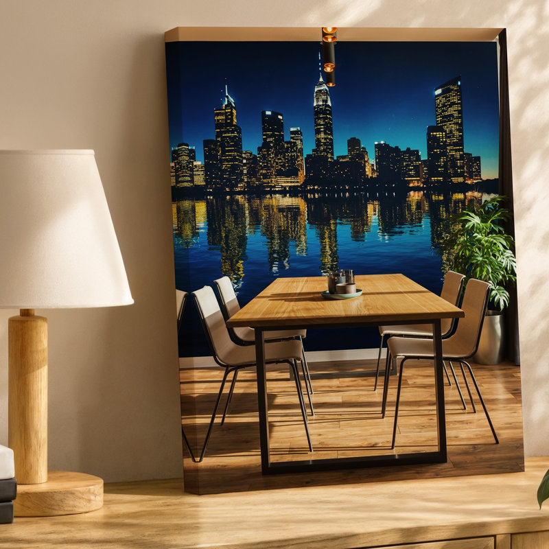 Toile, une salle à manger moderne avec une élégante table en bois entourée par des chaises minimalistes illuminées par une ambiance chaleureuse