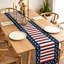 Chemin de table rayé en mélange de lin avec finition imperméable, décor patriotique de la fête de l'Independance pour la table et la cuisine - étoiles et rayures rouges, blanches et bleues