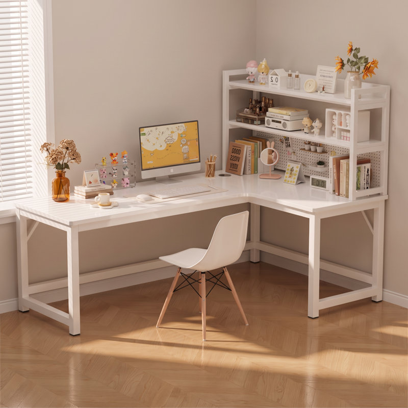 Bureau en coin en L avec panneau perforé et bibliothèque, bureau d'étude blanc avec tablettes de rangement