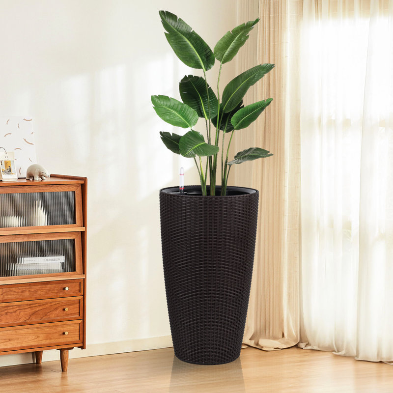 Jardinière extérieure brune de 22,5 pouces avec arrosage automatique pour l'arrosage des plantes en plastique