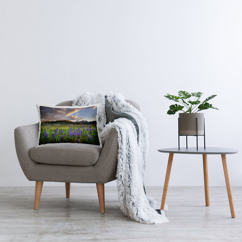 Coussin décoratif lavande Bloom Meadows par Alan Majchrowicz
