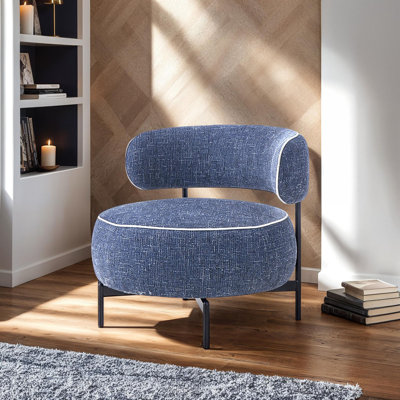 Fauteuil pivotant de style contemporain avec pieds en métal et dossier courbé contrastant avec finition bleu foncé