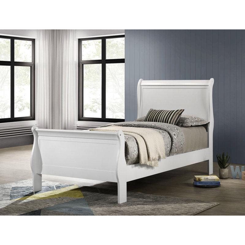 Lit simple avec panneau lambrissé, blanc et look transitionnel moderne pour panneau de chambre à coucher en blanc froid, avec tête de lit courbée