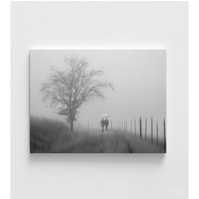 Reproduction de photographie: Couple dans le brouillard - Art mural monochrome