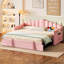 Lit de jour simple rose revêtu de velours doux, avec lit gigogne escamotable, et poches de type C pour les livres