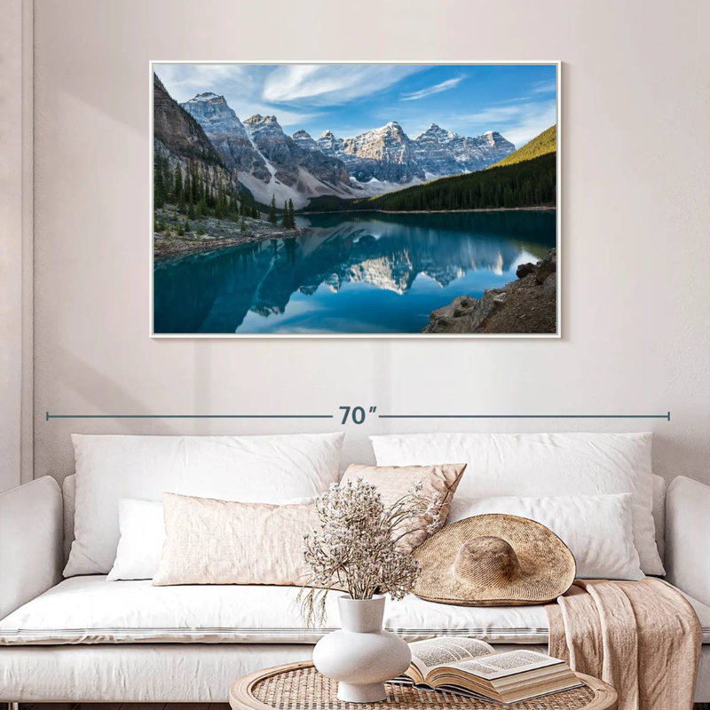 Lac Moraine dans la vallée, 46 po x 31 po, Cadre flottant blanc