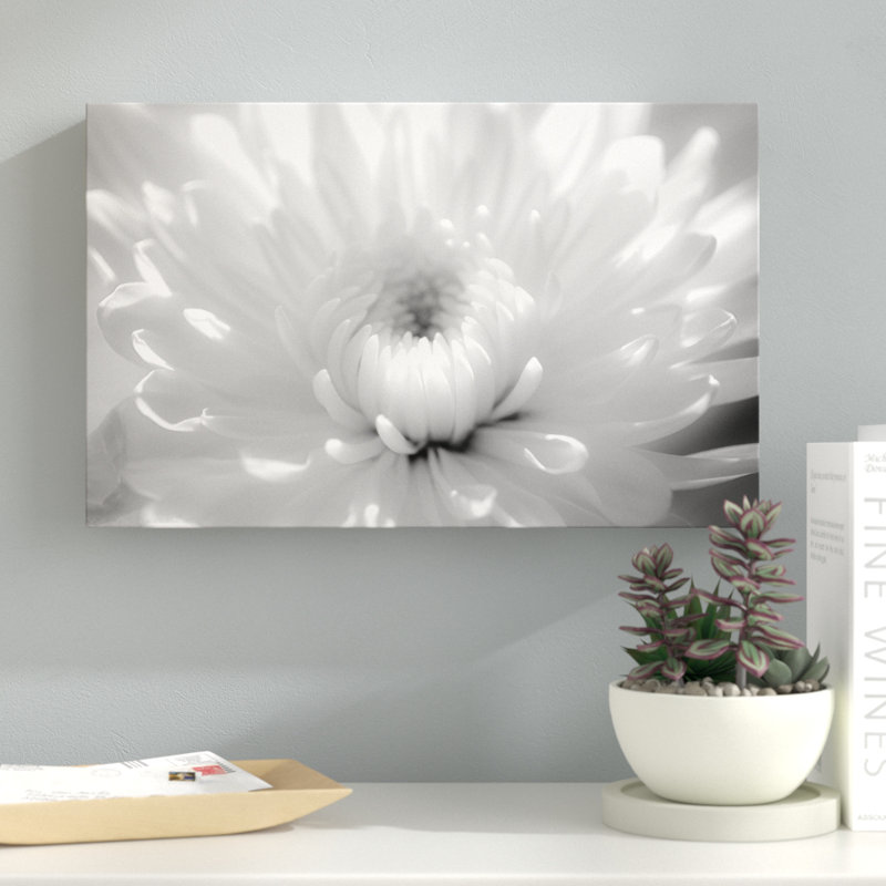 « Infrared Flower 2 », épreuve photographique sur toile tendue, H 30 po x l 47 po x P 2 po