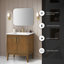 OVE Decors Kira Meuble-lavabo simple autoportant en noyer chaud avec comptoir en pierre d'ingénierie blanche et quincaillerie or brossé-122496228