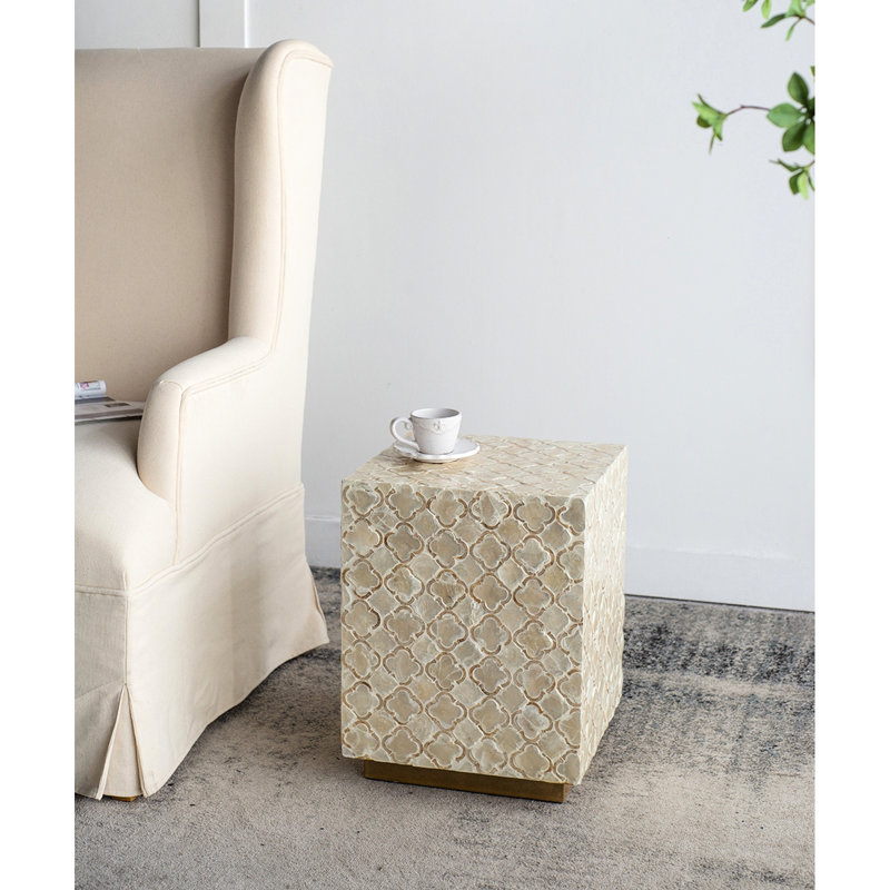 Tabouret 14 po x 14 po x 18 po crème avec motifs en forme de losange et base en laiton, utilisation intérieure seulement